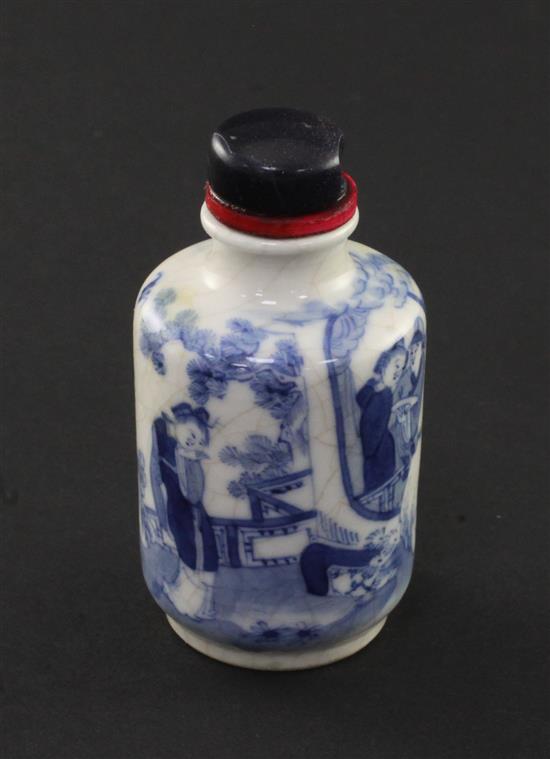 A Chinese blue and white crackle glaze snuff bottle, 1830-1900, 6cm